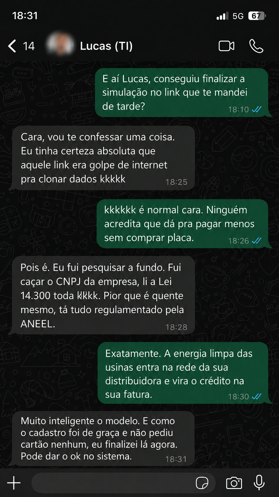 Conversa de WhatsApp ilustrativa sobre desconto na conta de luz e simulação gratuita.